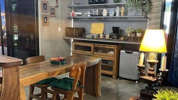 Caja de seguridad en la habitación y escritorio