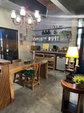 객실 내 금고, 책상, 노트북 작업 공간, 암막 커튼