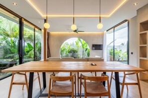Deluxe Villa | Dining room