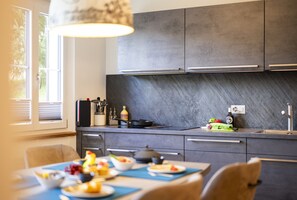 Kühlschrank, Ofen, Geschirrspüler, Wasserkocher mit Kaffee-/Teezubehör