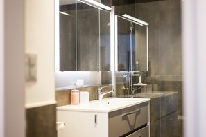 Shower, hair dryer, towels