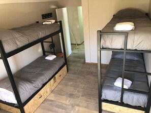 Free WiFi, bed sheets - HOSTEL NIX (San Carlos de Bariloche)