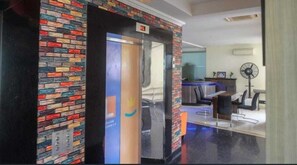 Elevator - Lynt Hotel Makassar (Makassar)