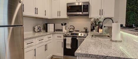 Geladeira, micro-ondas, fogão, cooktop