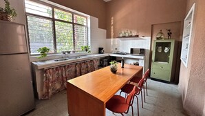 Frigorífic, microones, forn i placa de cuina 