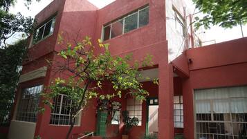 Vista frontal de la propiedad