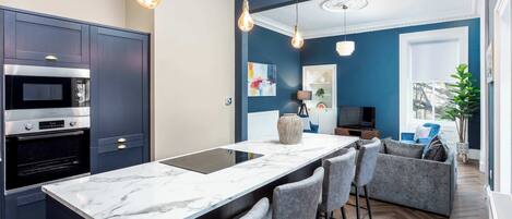 ثلاجة، ميكروويف، موقد طهي مسطح، غسالة أطباق