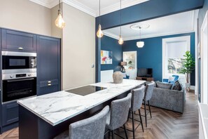 Réfrigérateur, micro-ondes, plaque de cuisson, lave-vaisselle