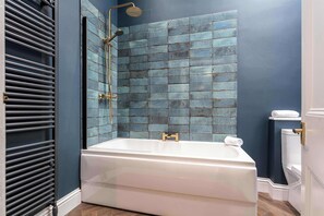 Douche, sèche-cheveux, serviettes fournies