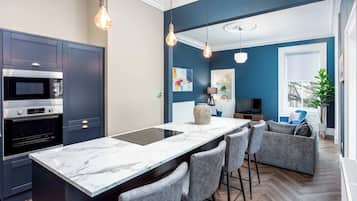 Fridge, microwave, stovetop, dishwasher