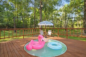 Outdoor spa tub - Spacious 5-bedroom house, sauna, pool, game room and speakeasy (Conroe)