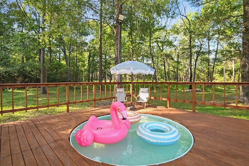 Spacious 5-bedroom house, sauna, pool, game room and speakeasy