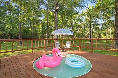 Spacious 5-bedroom house, sauna, pool, game room and speakeasy