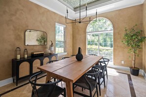 Dining - Spacious 5-bedroom house, sauna, pool, game room and speakeasy (Conroe)