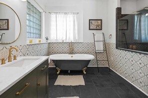 Sèche-cheveux, serviettes fournies, savon, papier toilette