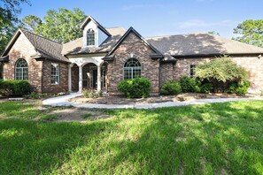 Exterior - Spacious 5-bedroom house, sauna, pool, game room and speakeasy (Conroe)