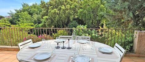 Outdoor dining