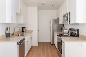 Geladeira, micro-ondas, fogão, lava-louças