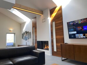 TV, fireplace
