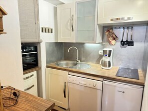 Kühlschrank, Geschirrspüler, Kochgeschirr/Geschirr/Besteck