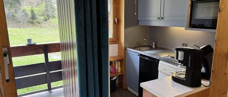 Kylskåp, mikrovågsugn, diskmaskin och grytor/köksredskap