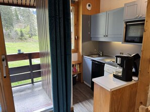 Kjøleskap, mikrobølgeovn, oppvaskmaskin og kjøkkenutstyr