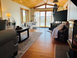 Smart TV, fireplace, books - Stay at our cozy pet friendly River Retreat on the banks of the Seneca River. (Baldwinsville)