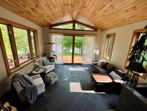 Smart TV, fireplace, books - Stay at our cozy pet friendly River Retreat on the banks of the Seneca River. (Baldwinsville)
