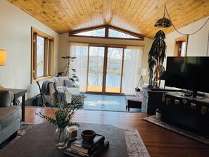 Smart TV, fireplace, books - Stay at our cozy pet friendly River Retreat on the banks of the Seneca River. (Baldwinsville)