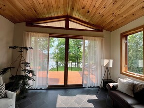 Smart TV, fireplace, books - Stay at our cozy pet friendly River Retreat on the banks of the Seneca River. (Baldwinsville)