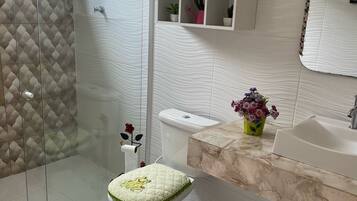 Bidet, Handtücher, Seife, Toilettenpapier