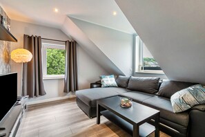 TV, DVD player - Apartment 'Leev Un Lee' with Shared Garden and Wi-Fi (Nordhastedt)