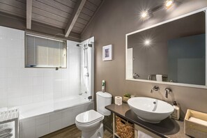 Hair dryer, towels - Mountain and lake views, balcony, parking and close to town. (Queenstown)