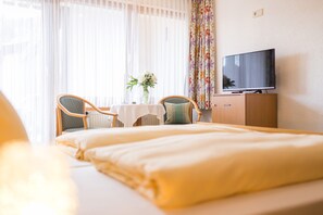 1 bedroom, free WiFi, bed sheets - Hotel-Pension Enzian – Double Room with Balcony or Terrace, Breakfast Included (Todtnau)