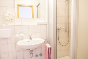 Shower, hair dryer, towels - Hotel-Pension Enzian – Double Room with Balcony or Terrace, Breakfast Included (Todtnau)