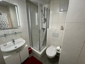 Suihku, hiustenkuivaaja, pyyhkeet