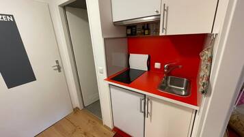 Refrigerador, microondas, parrilla de estufa y cafetera y tetera