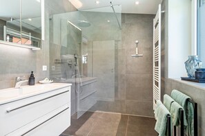 Shower, hair dryer, towels - Apartment 'Pfänderblick' with Mountain View, Private Terrace and Wi-Fi (Lindau)