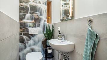 Een douche, een haardroger, handdoeken