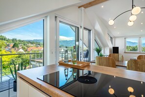 Dining - Apartment 'Pfänderblick' with Mountain View, Private Terrace and Wi-Fi (Lindau)