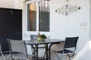 Outdoor dining - Apartment 'Renner' with Private Terrace and Wi-Fi (Daisendorf)