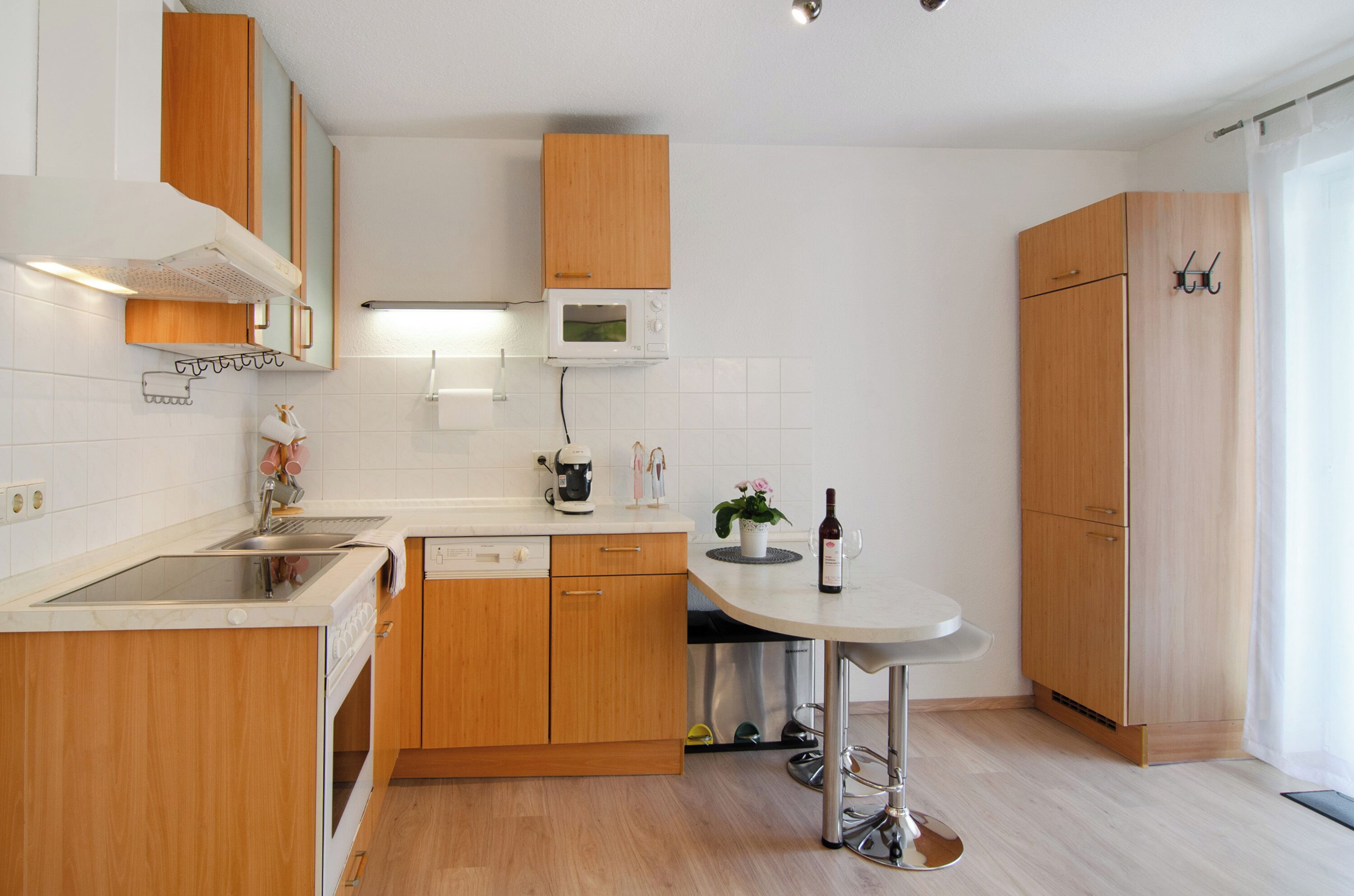 Jääkaappi, mikroaaltouuni, uuni, liesi