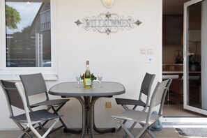 Outdoor dining - Apartment 'Renner' with Private Terrace and Wi-Fi (Daisendorf)