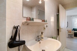 Shower, hair dryer, towels - Apartment 'Renner' with Private Terrace and Wi-Fi (Daisendorf)