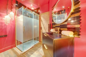 Ducha, secador de pelo y toallas