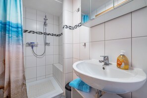 Dusche, Haartrockner, Handtücher