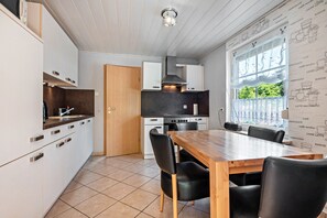 Fridge, microwave, oven, stovetop - Apartment 'Gemütliche' with Shared Terrace, Shared Garden and Wi-Fi (Cuxhaven)