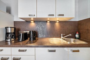 Kühlschrank, Mikrowelle, Ofen, Herdplatte