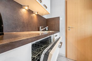 Køleskab, mikrobølgeovn, ovn, kogeplade