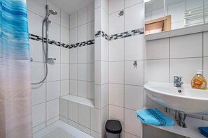 Shower, hair dryer, towels